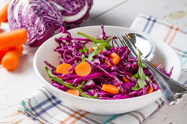 Ensalada de col roja con zanahoria y rúcula