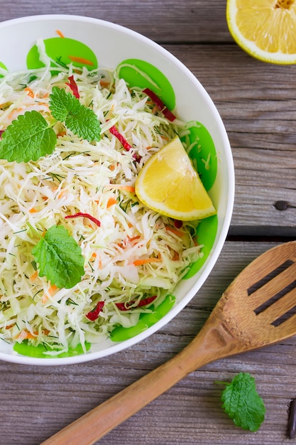 Ensalada de col de vitamina con zanahorias en un bol