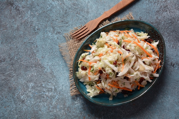 Ensalada de col con zanahoria, almendras ahumadas y arándanos secos