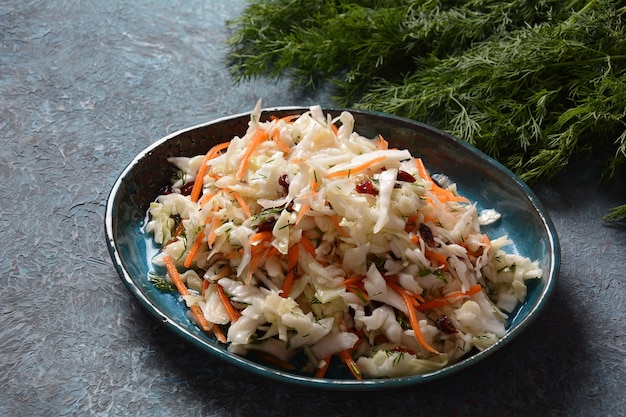 Ensalada de col con zanahoria, almendras ahumadas y arándanos secos