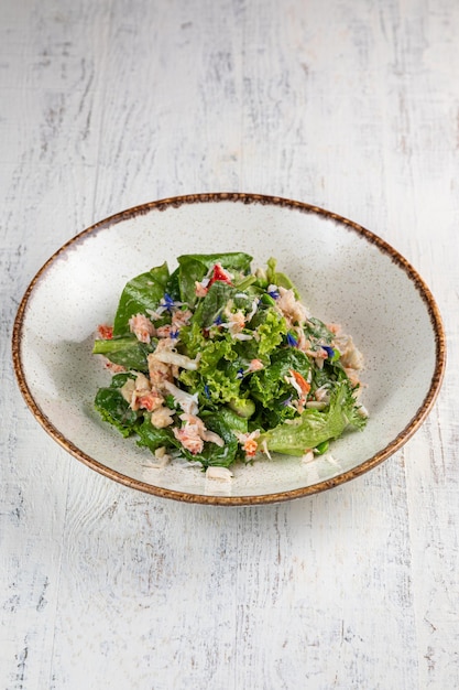 Ensalada de coles de bruselas fritas con tazón blanco de quinua vista superior Concepto de comida vegana saludable