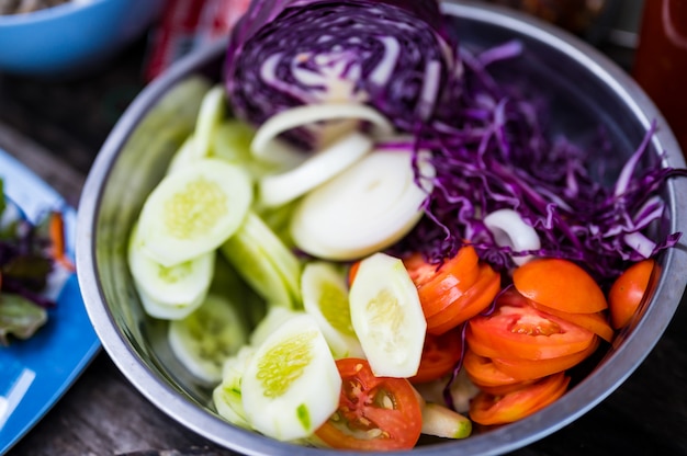 Ensalada colocada en un plato para servir