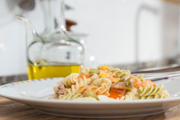 Ensalada colorida de macarrones rizados con tomate, surimi, huevo, maíz y atún