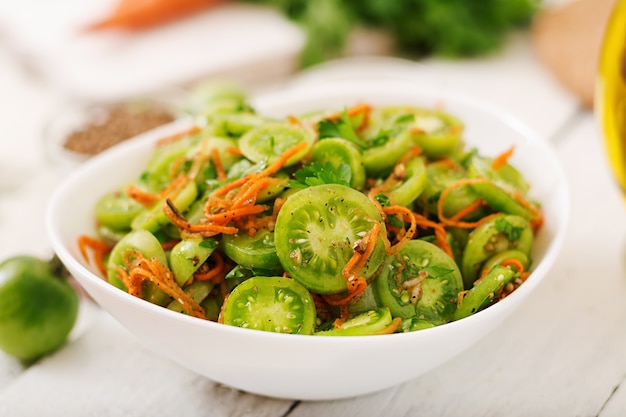 Ensalada coreana de tomates verdes y zanahorias.