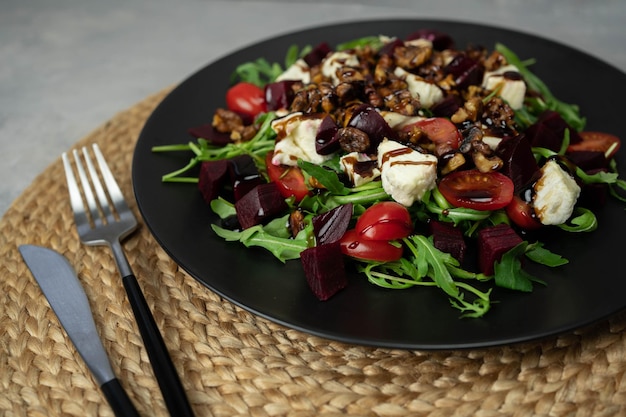 Ensalada cruda de remolacha verde y rúcula con queso azul