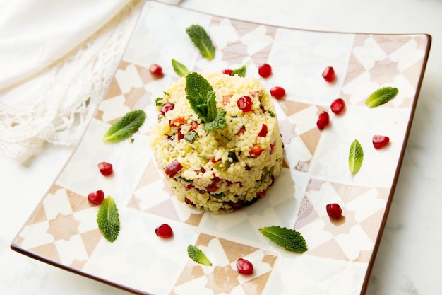 Ensalada de cuscús con granada y hojas de menta