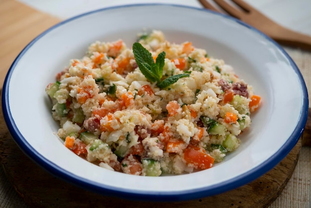 Ensalada de cuscús con verduras variadas