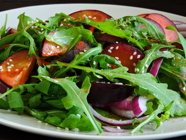 Ensalada deliciosa y saludable con ciruelas.