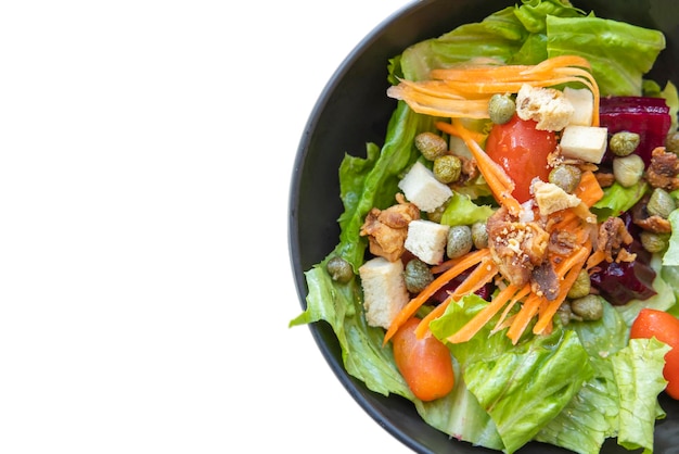 Ensalada de desayuno con verduras salteadas Trazado de recorte aislado sobre fondo blanco.