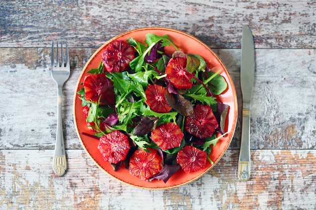 Ensalada de desintoxicación súper nutritiva con naranja roja y mezcla de ensaladas.