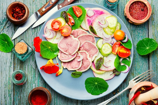 Ensalada dietética fresca con lengua de ternera y rábano