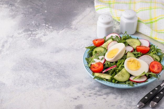 Ensalada dietética con huevos y verduras frescas. Concepto de pérdida de peso. Copia espacio