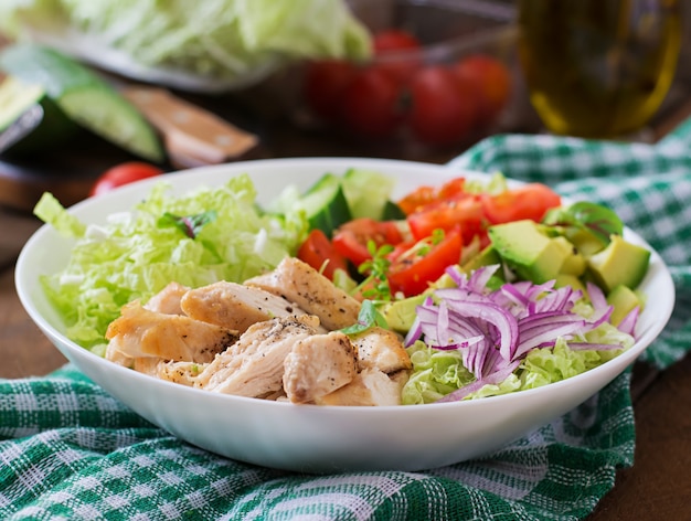 Ensalada dietética con pollo, aguacate, pepino, tomate y col china