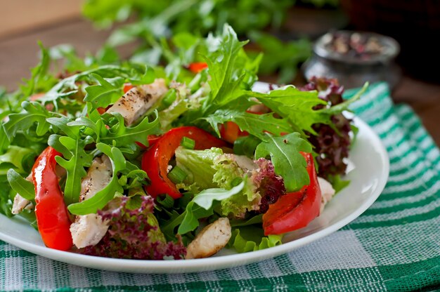 Ensalada dietética con pollo, rúcula y pimiento rojo dulce