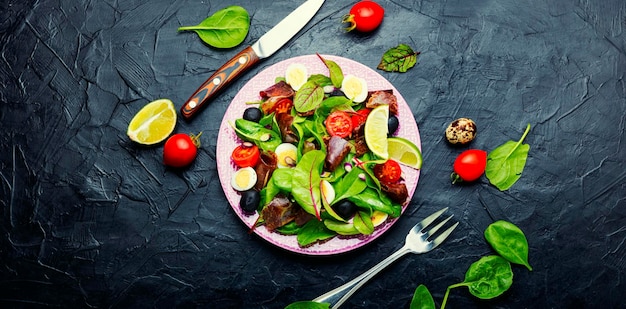 Ensalada dietética primavera con carne