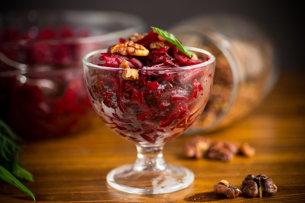 ensalada dietética de remolacha hervida con nueces sobre una mesa de madera