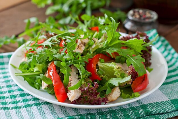 Ensalada dietética con rúcula de pollo y pimienta roja dulce