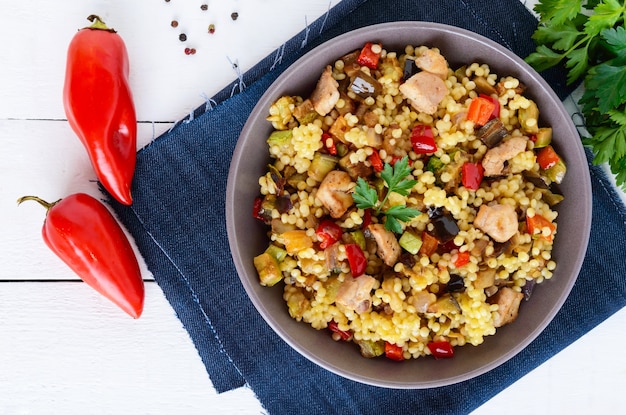 Ensalada dietética tibia de verduras al horno, pollo y cuscús