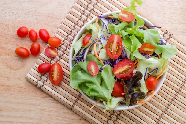 Ensalada dietética con verduras frescas