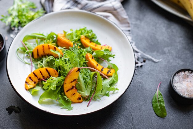 Ensalada de durazno a la parrilla, hojas de lechuga, mezcla de nectarina, ingrediente