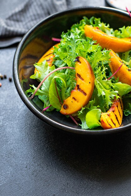 Ensalada de durazno a la plancha, hojas de lechuga, mezcla de nectarina, ingrediente natural