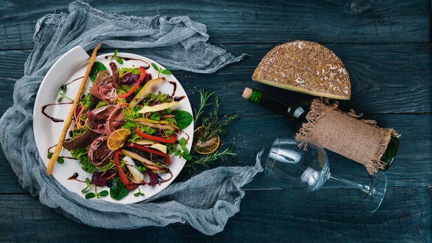 Ensalada con Ensalada Hamon y Lechuga Cocina italiana En una superficie de madera Vista superior Espacio libre para su texto