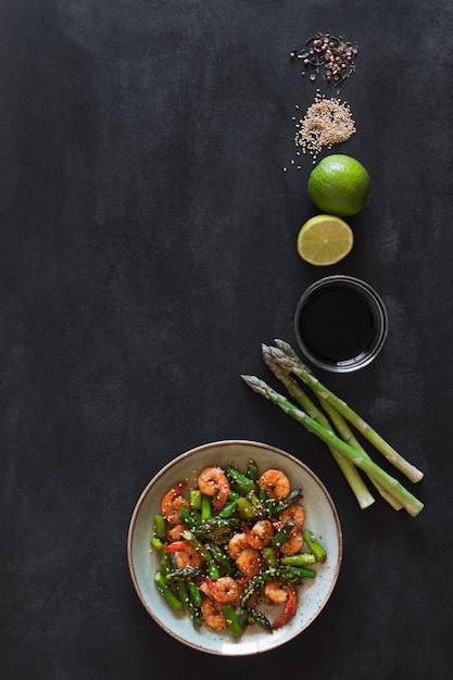 Ensalada de espárragos y gambas en plato