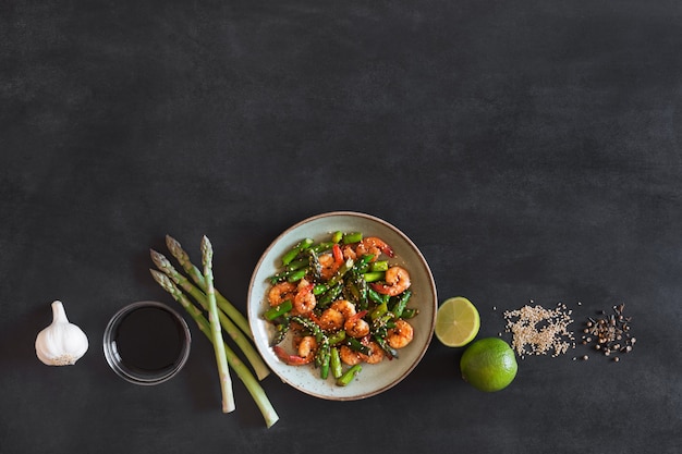 Ensalada de espárragos y gambas en plato