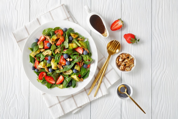 Ensalada de espinacas, aguacate, nueces, fresas y arándanos con vinagre balsámico y aderezo de semillas de amapola