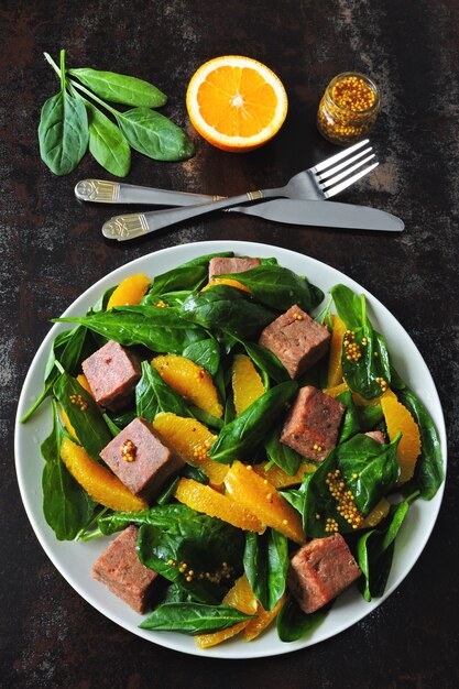 Ensalada de espinacas, naranja y salmón ahumado. Dieta paleo, dieta ceto, dieta pegan.