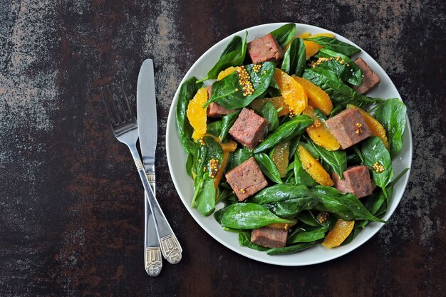 Ensalada de espinacas, naranja y salmón ahumado. Dieta paleo, dieta ceto, dieta pegan.