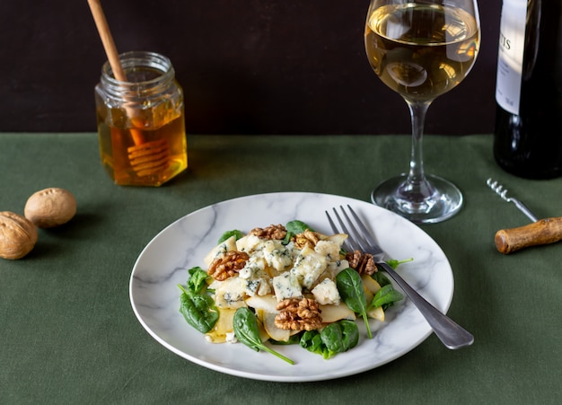 Ensalada de espinacas, pera y queso azul. Alimentación saludable. Comida vegana. Dieta. Receta.