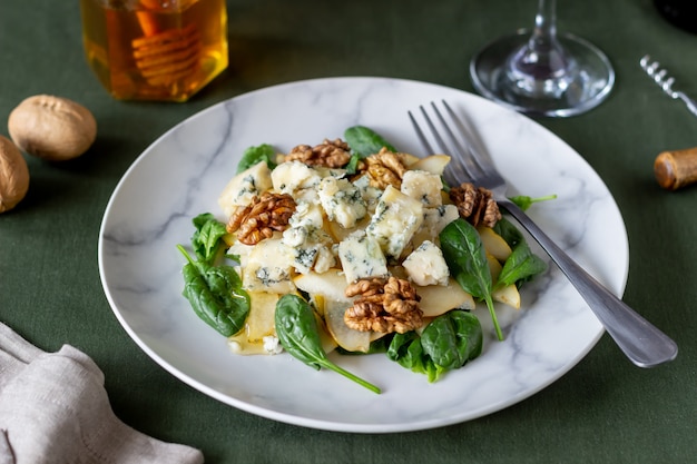 Ensalada de espinacas, pera y queso azul. Alimentación saludable. Comida vegana. Dieta. Receta.