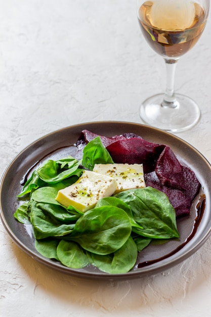 ensalada de espinacas y queso