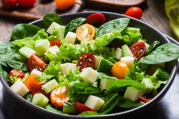 Ensalada de espinacas tomates cherry y queso en un plato