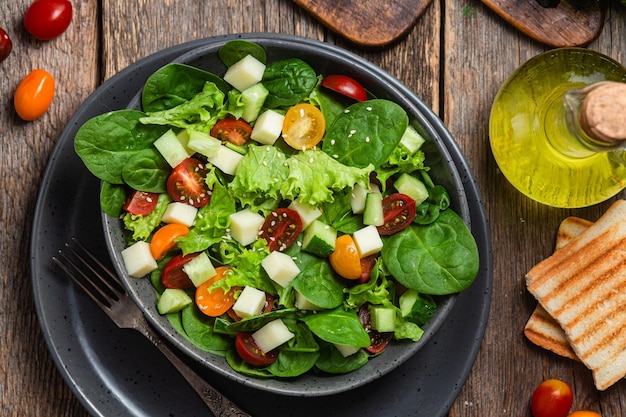 Ensalada de espinacas tomates cherry y queso en un plato