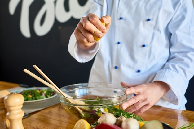 Ensalada espolvoreada con jugo de limón