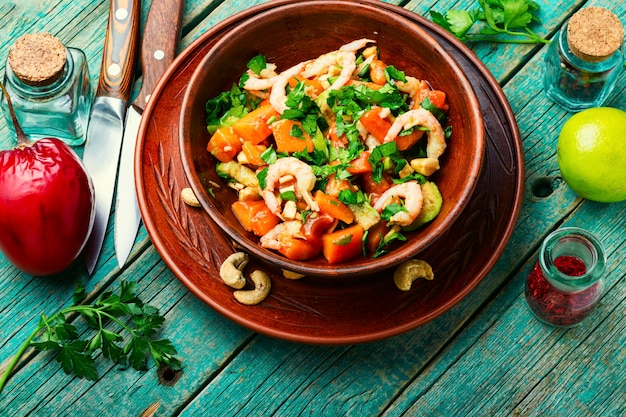 Ensalada exótica de tamarillo y gambas