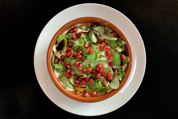 Ensalada Fatah - cocina árabe, vista desde arriba de una mesa negra