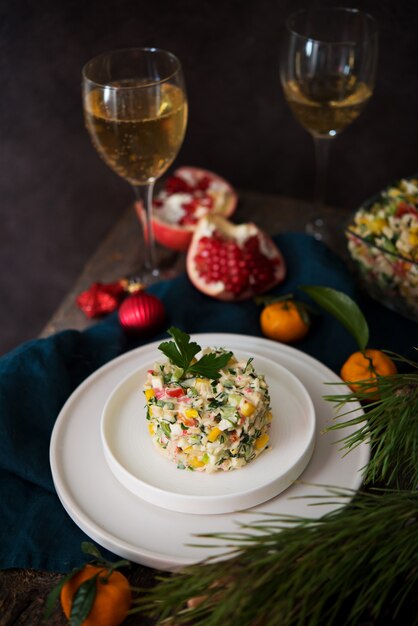 Ensalada festiva de año nuevo con mayonesa, mesa de año nuevo, champán