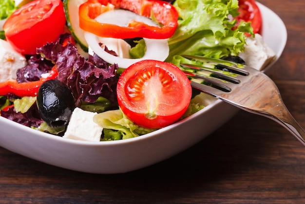 Ensalada con feta y aceitunas griegas