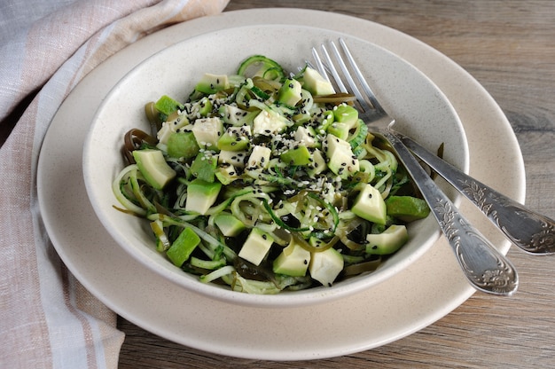 Ensalada de fideos de pepinos y laminaria.