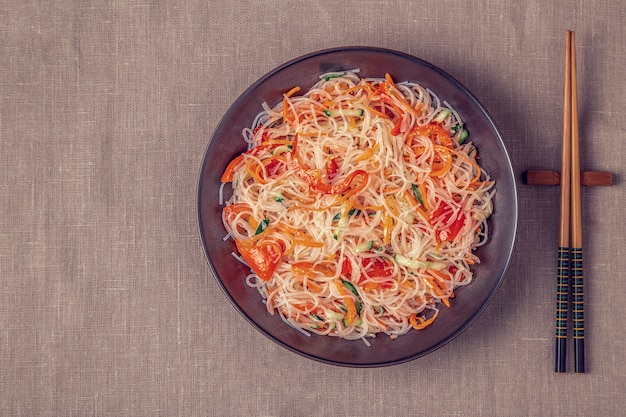 Ensalada de fideos de vidrio con pepino y zanahoria