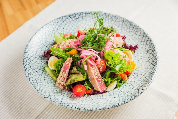 Ensalada de filete de atún con lechuga y verduras