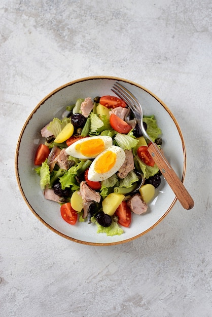 Ensalada francesa con atún, patatas cocidas, huevo, judías verdes, tomates y anchoas