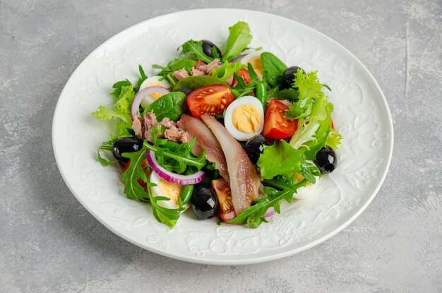 Ensalada francesa Nicoise con atún huevo judías verdes tomates aceitunas lechuga cebolla y anchoas