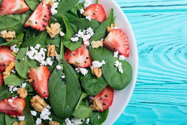 ensalada de fresa con queso de espinaca y nuez comida saludable