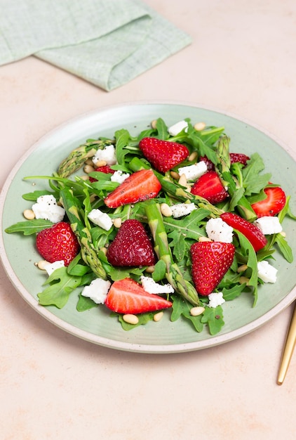 Ensalada con fresas espárragos rúcula queso blanco y nueces Alimentación saludable Comida vegetariana