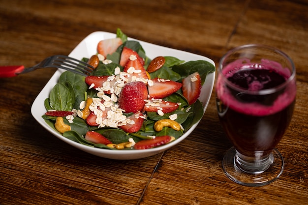 Ensalada de fresas y espinacas con jugo de remolacha