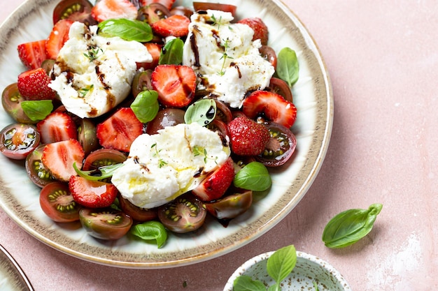 Ensalada con fresas mozzarella y tomates cherry